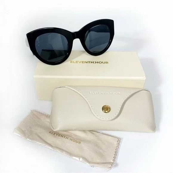 “Jet Lag” Sunglasses Is this the key to beating jet lag? England Lionesses wear  main image 4